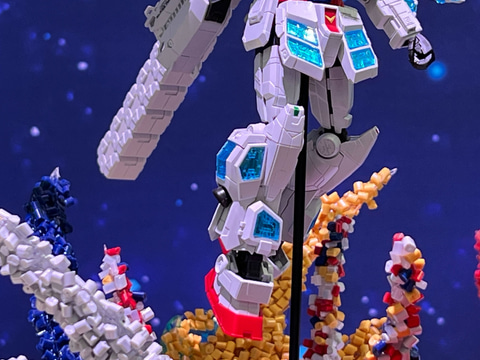 グラスフェザー装備の万博ガンダム、ケミカルリサイクル素材活用した1
