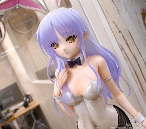 バニースーツで胸元のセクシーさ倍増！ カホタンブログにて「立華かな