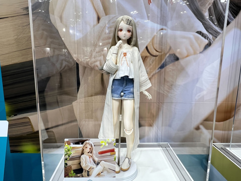 学マス」篠澤広が約60cmのキャストドールに！ DOLK、私服と