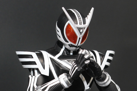 特別企画】「仮面ライダー555」の3人目のライダー、「S.H.Figuarts（真