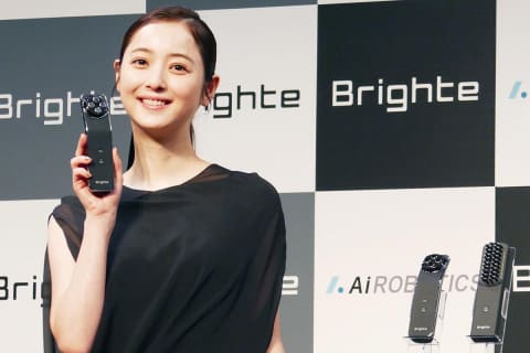佐々木希「透明感が出る」美顔器 全身に使えるブラシ型も - 家電 Watch
