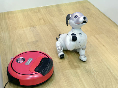 日立、ロボット掃除機「ミニマル」と「アイボ」が、仲良くじゃれながら