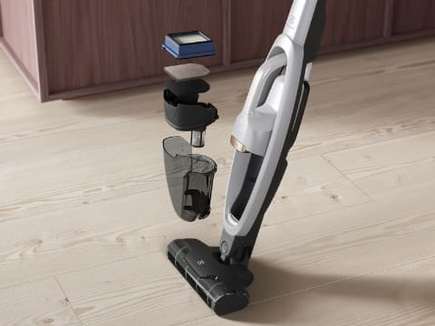 エレクトロラックス、床から棚の上まで掃除できるスティッククリーナー