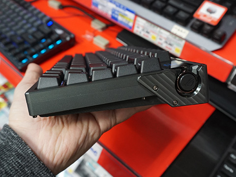 ASUSの超高級キーボード「ROG Azoth Extreme」が発売、価格は89,800円