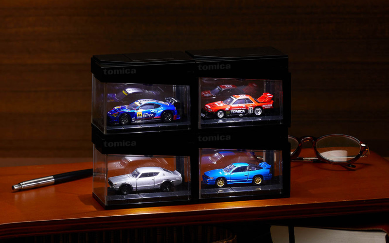 タカラトミー、トミカをLEDでライトアップできるディスプレイケース