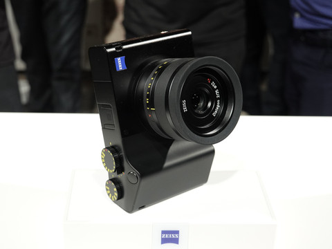 フォトキナ】ZEISS、Adobe Lightroom内蔵のデジタルカメラ「ZX1」発表