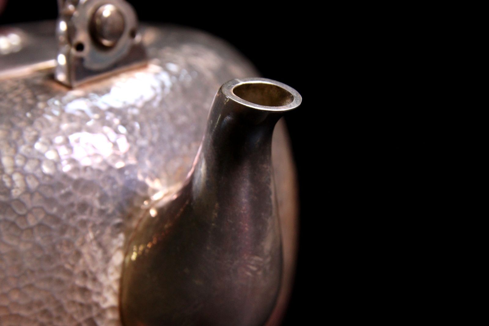 純銀製 蓮の彫刻 槌目 口打出湯沸 銀瓶 煎茶道具 純銀製 蓮の彫刻 槌目