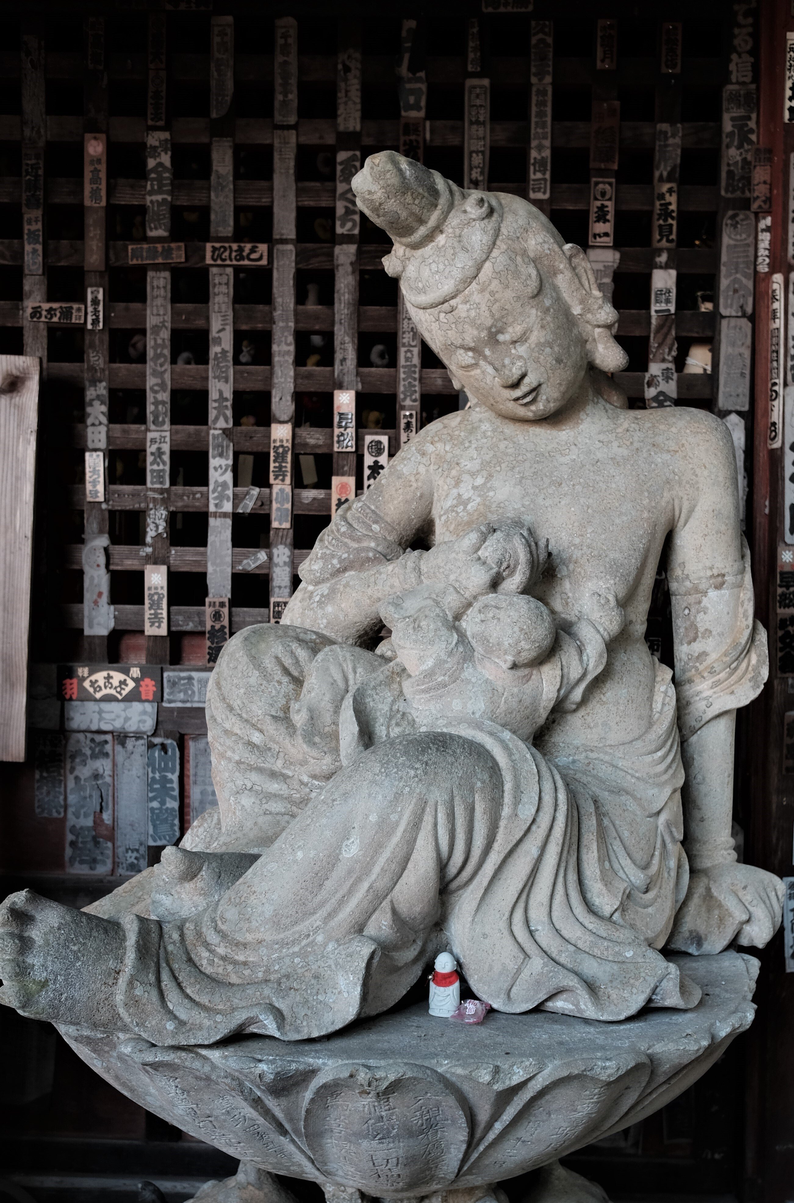 子供を抱いた観音様 慈母観音 時代物 骨董アンティーク マリア観音No