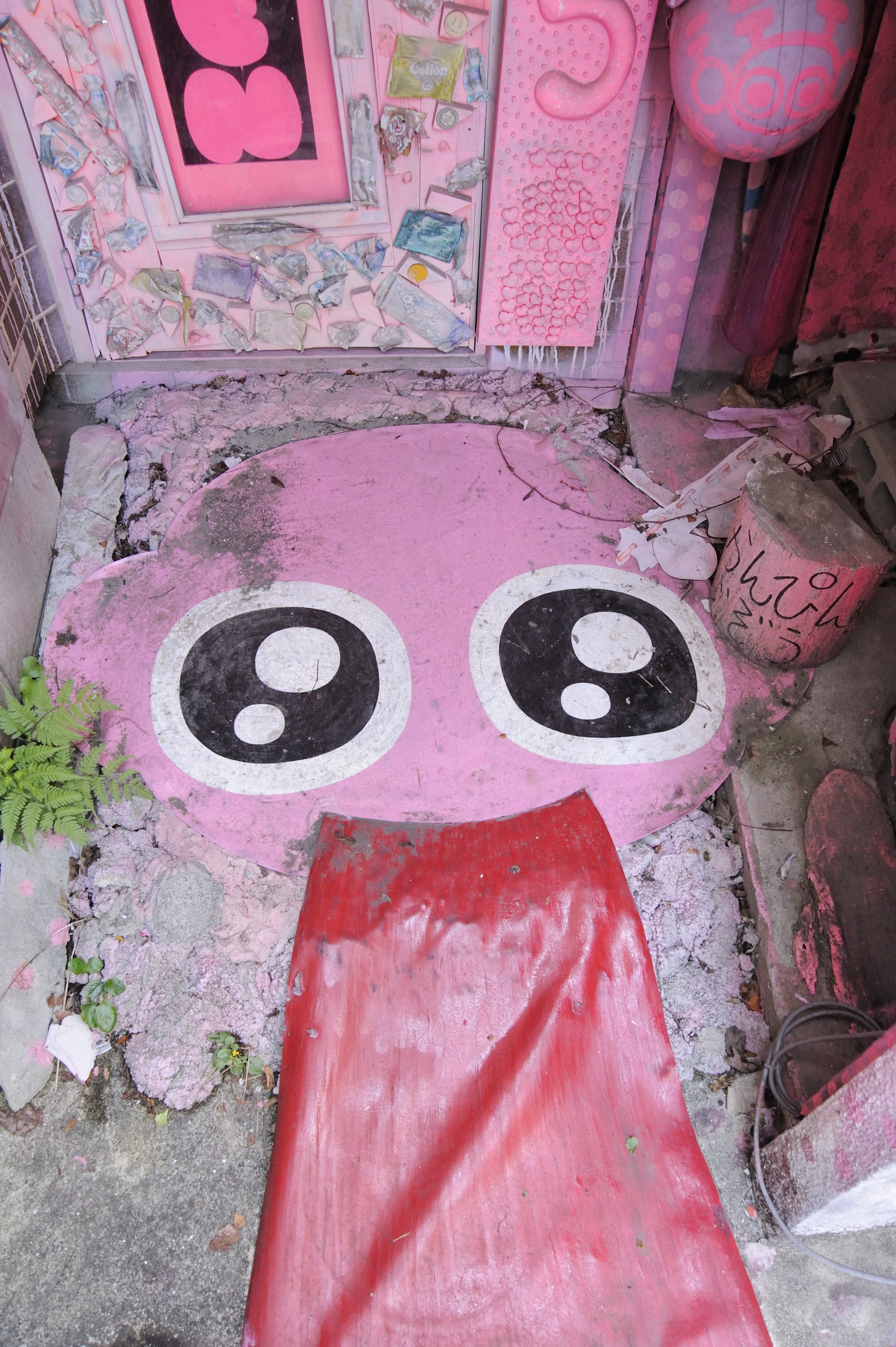 あさくら画廊の細胞画☆ 画像・写真 | 閑静な住宅街に突如現れるピンク