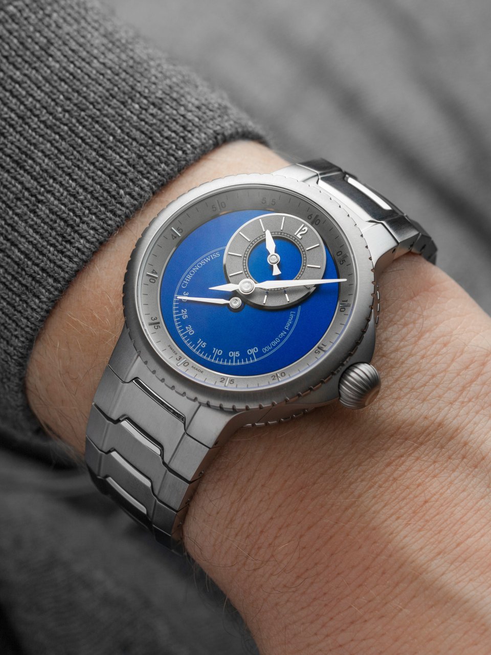 クロノスイスからブレスレット一体型のフルチタンケースの新作『パルス