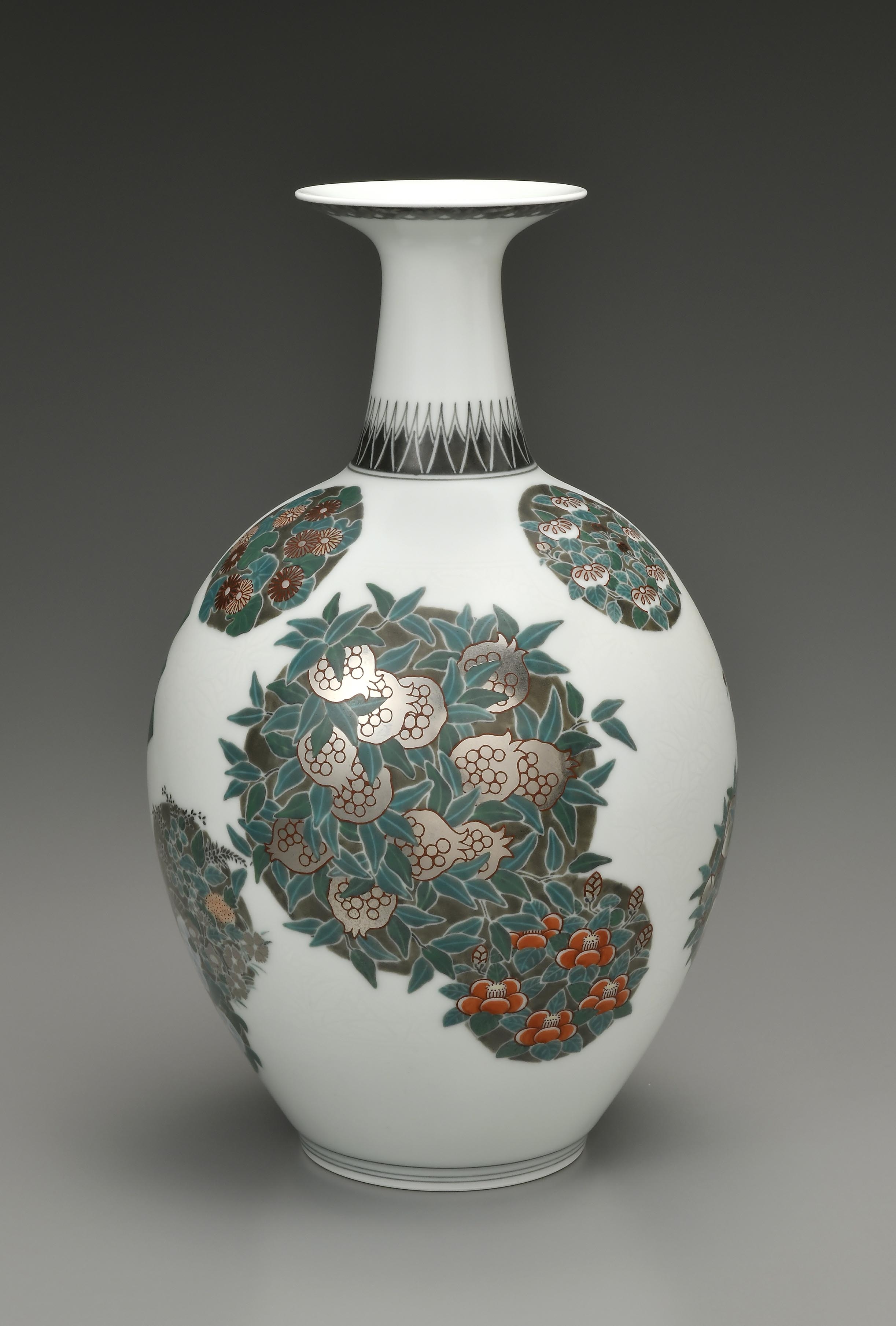 十四代 今泉今右衛門『 色絵雪花墨色墨はじき四季花文花瓶【お