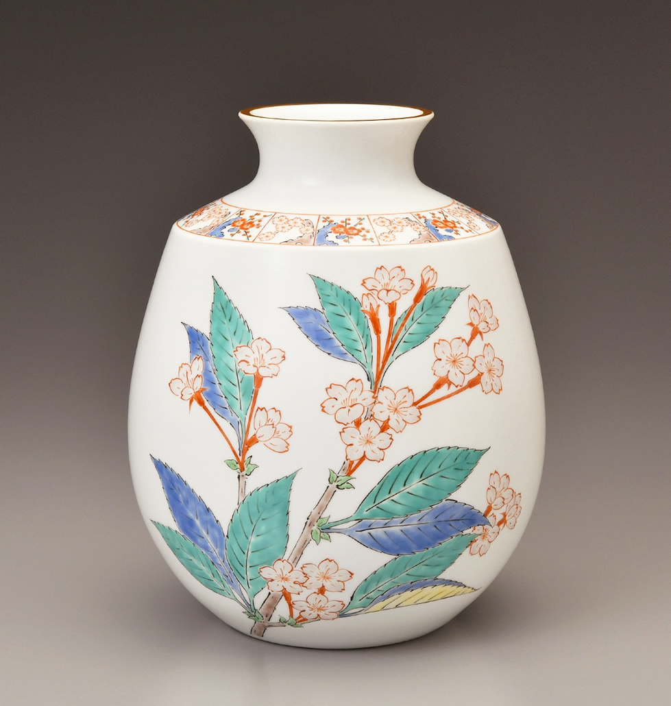 酒井田柿右衛門 濁手本作あけび文花瓶 高さ約25.5