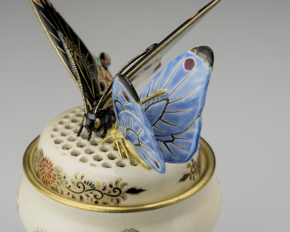 十五代 沈壽官『 薩摩亀甲透蝶乗香爐（さつまきっこうすかしちょうのり