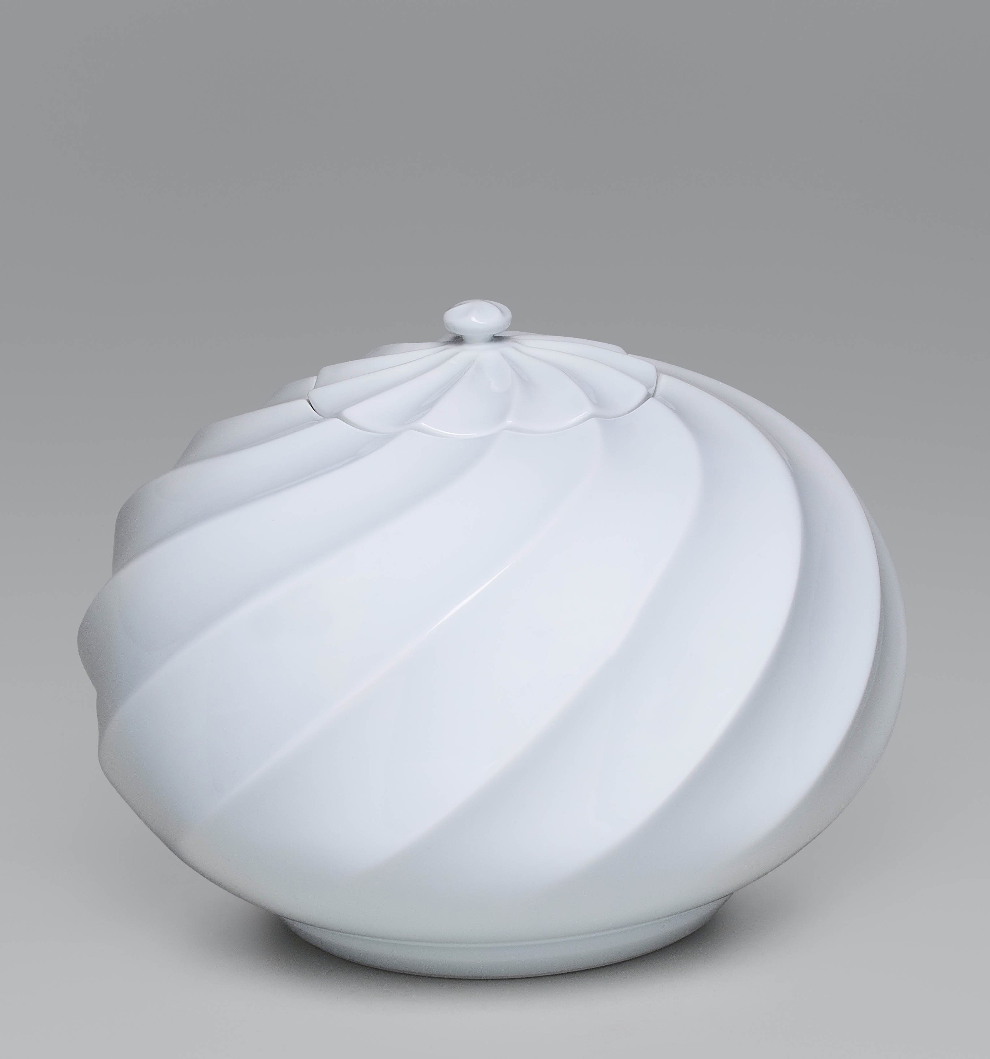 井上萬二『 人間国宝認定30周年記念『白磁渦文 蓋物』』 | 陶芸作品