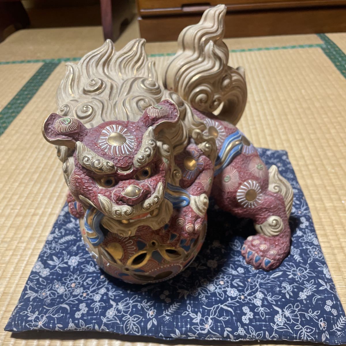 九谷焼 玉乗り獅子 玉獅子 狛犬 唐獅子 在銘有 銜え獅子 陶器 色絵金彩 魔