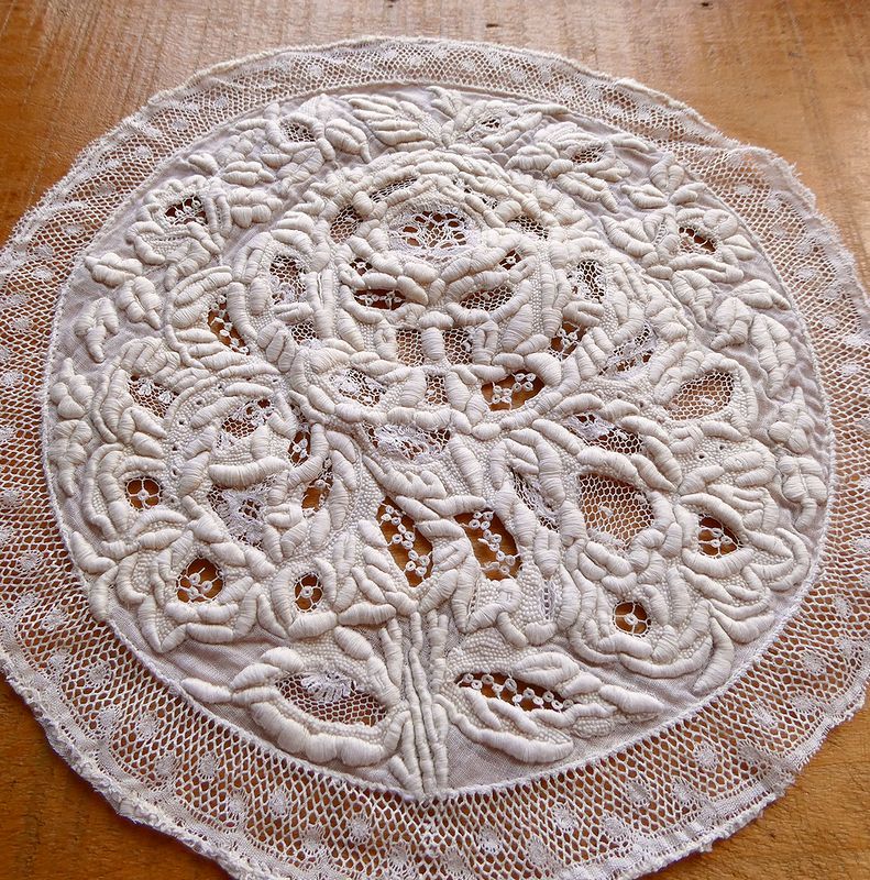 ノルマンディーレース バレンシエンヌと刺繍 の円形レース 28cm