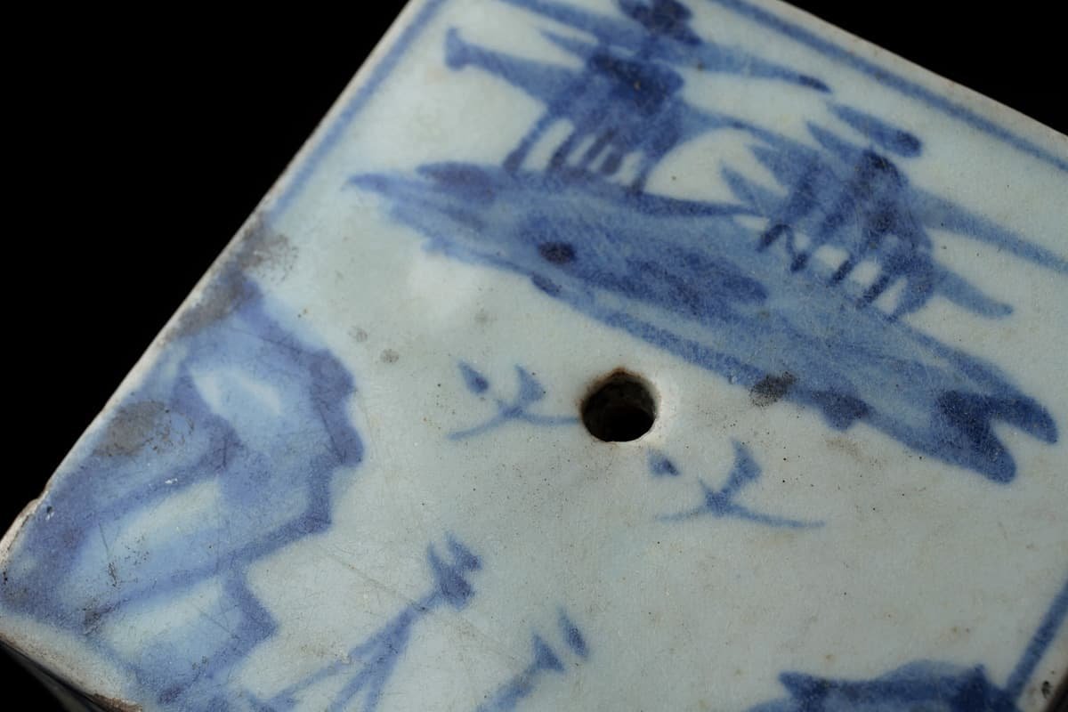 EP302 朝鮮古美術 李朝 白磁染付山水文角形水滴 幅7.1cm