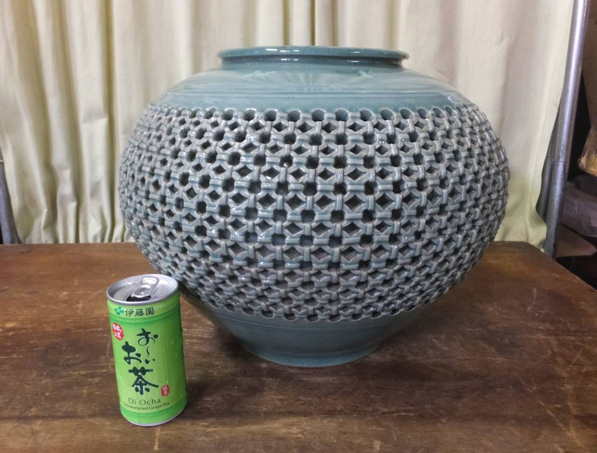 □ え-518 中国 青磁 大花びん 網目 透かし彫り 在銘：陶和 鶴の