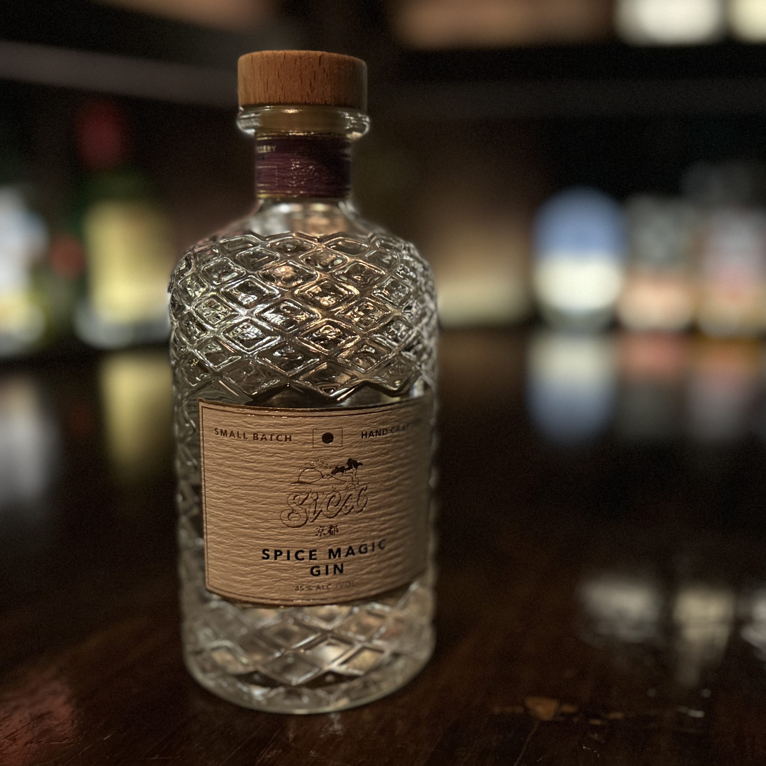 デンマークのジン ミッケラー ボタニカル＆ネイビー / 中野 Navel