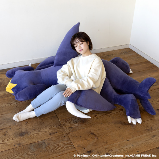 マッハポケモン「ガブリアス」が大きなクッション(全長約1.6m)になって