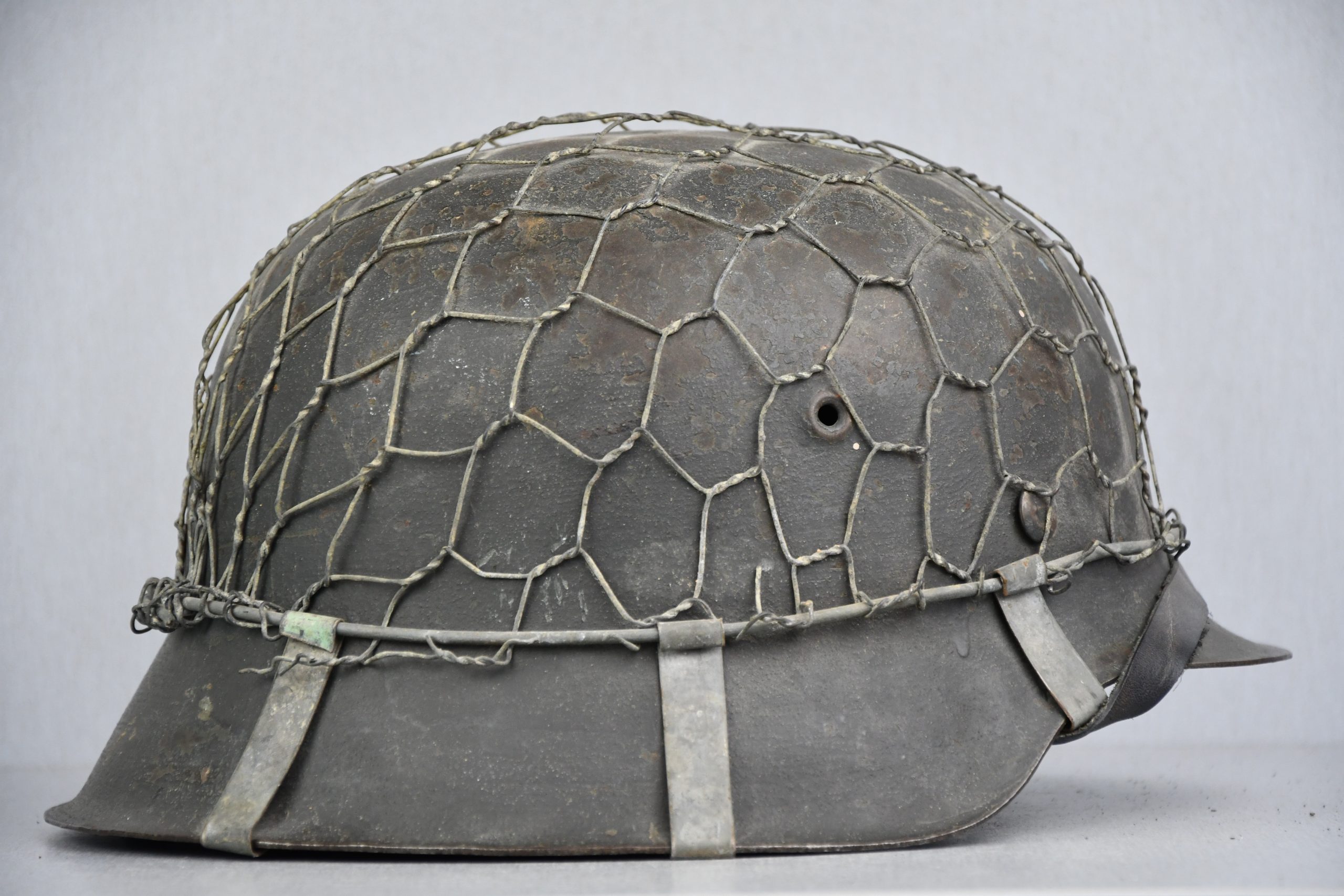 M42 Army/SS half basket chicken wire helmet ckl64 – Bevo Militaria