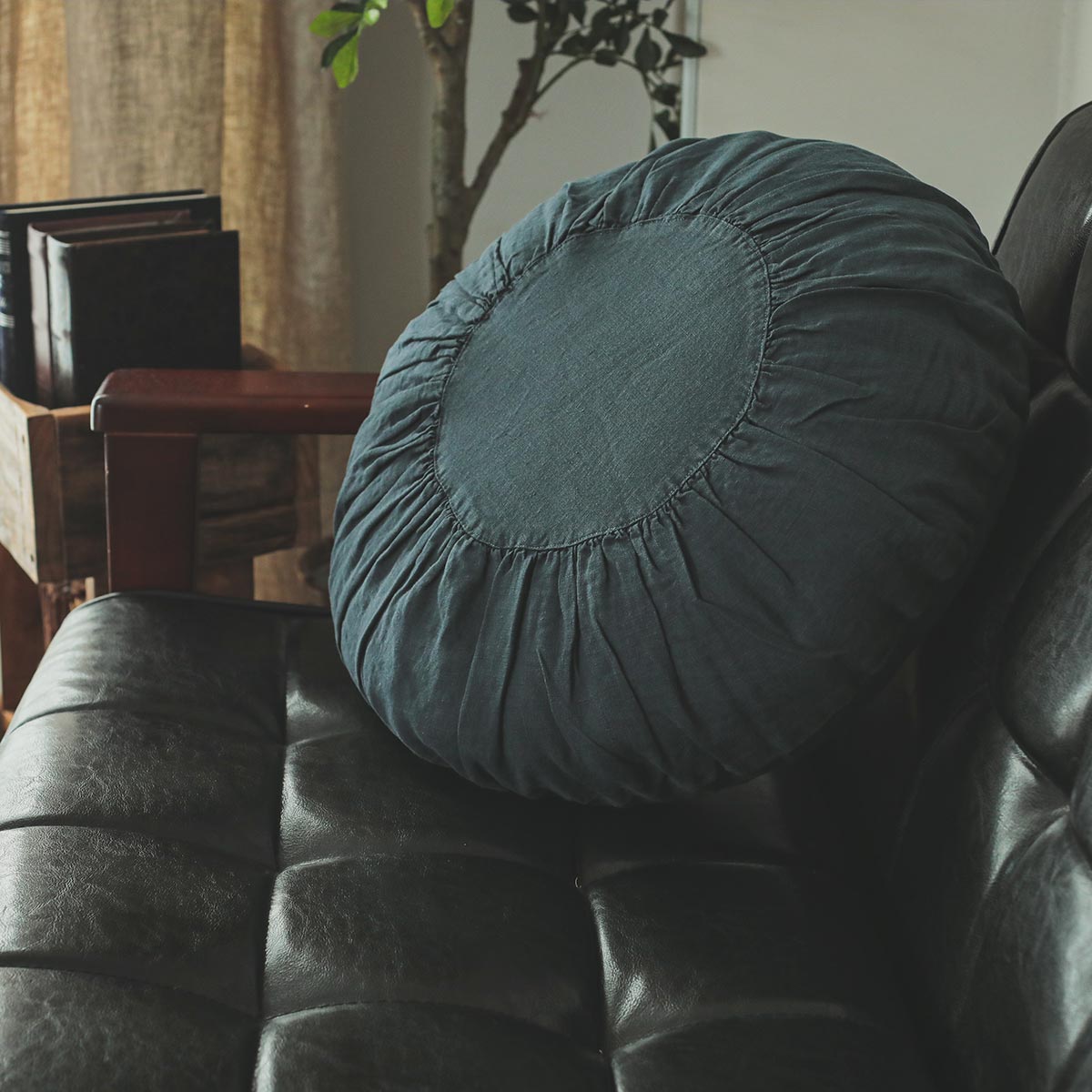 ヨーロッパ産の上質なリネンを大切に織り上げた風合いが魅力のラウンド