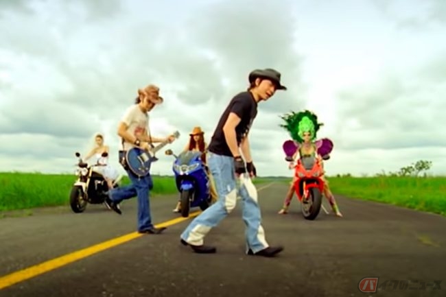 駆け抜ける3色のトライアンフ・ガールズ！ バイクと人生を重ね合わせた