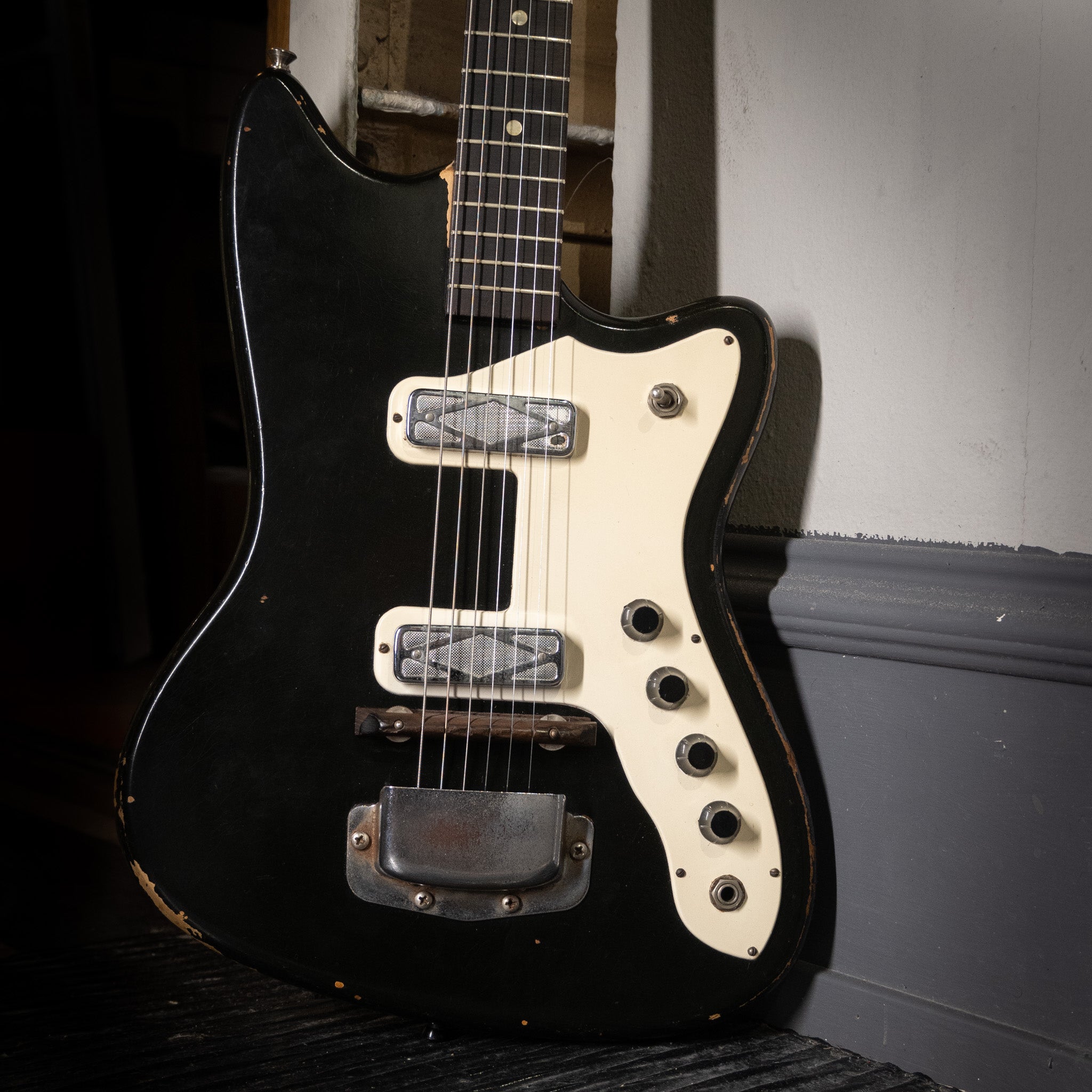 ギター Silvertone 1476 Bobkat BLACK ギター Silvertone 1476 Bobkat