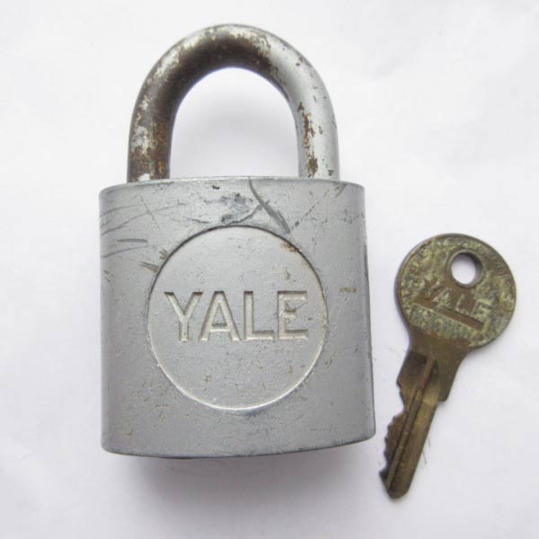 真鍮製半円状オブジェ（米国「YALE（エール）社」ロゴ入南京錠付き）