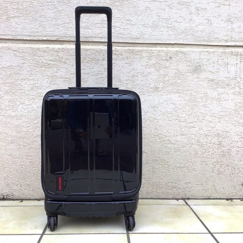 鏡面加工で光沢感がある艶やかな見た目のブリーフィングのキャリー