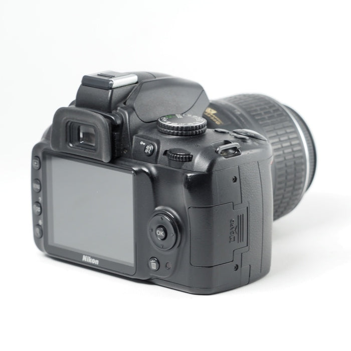 Nikon デジタル一眼レフカメラ D3000 AF-S Nikkor 18-55mm VRレンズ