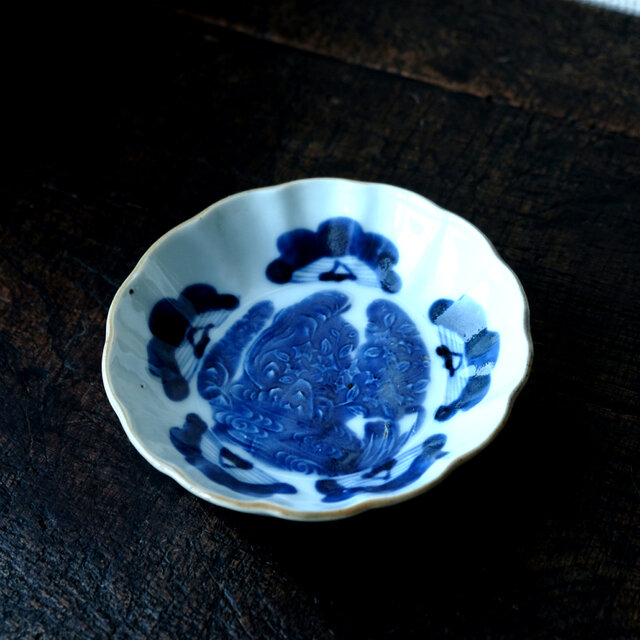青と白のコントラスト◇草花の絵付け。伊万里 染付陽刻膾皿 器 骨董