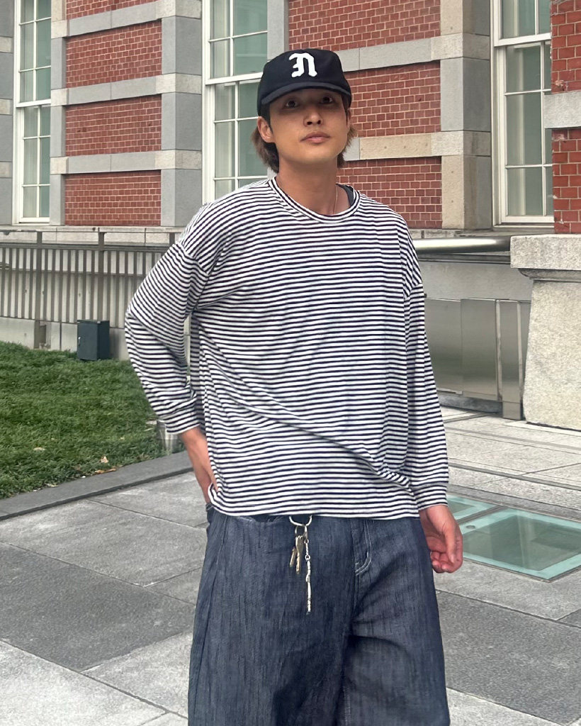 ユニセックス）オーバーフィットボーダーロングスリーブTシャツ