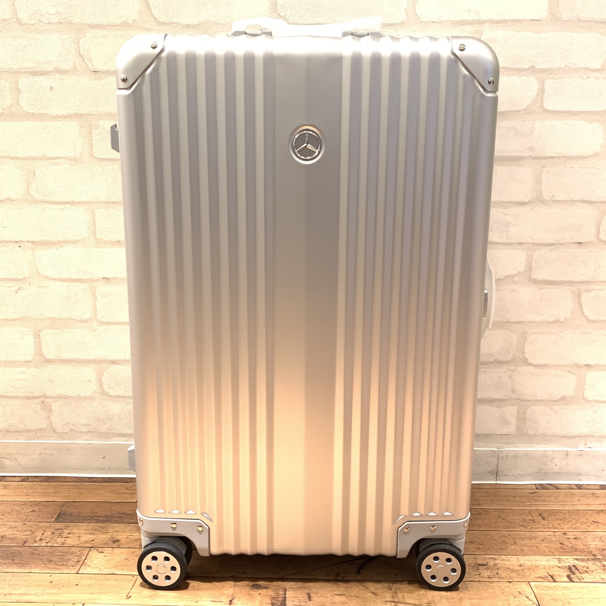 リモワ トパーズ比較◎ メルセデスベンツ アルミ スーツケース 人と差