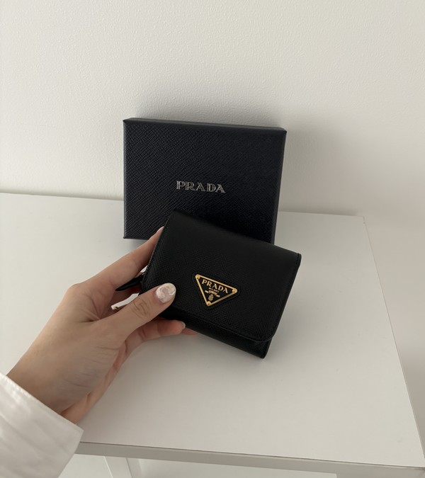 コンパクトで使いやすい!PRADA(プラダ)の「サフィアーノ」三つ折り財布