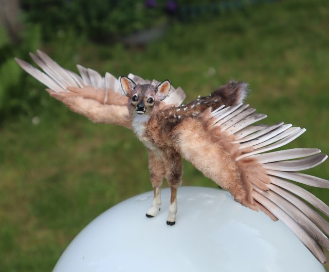 アゼルバイジャン 鹿の翼を持つファンタジー動物のぬいぐるみ！ ポーズ