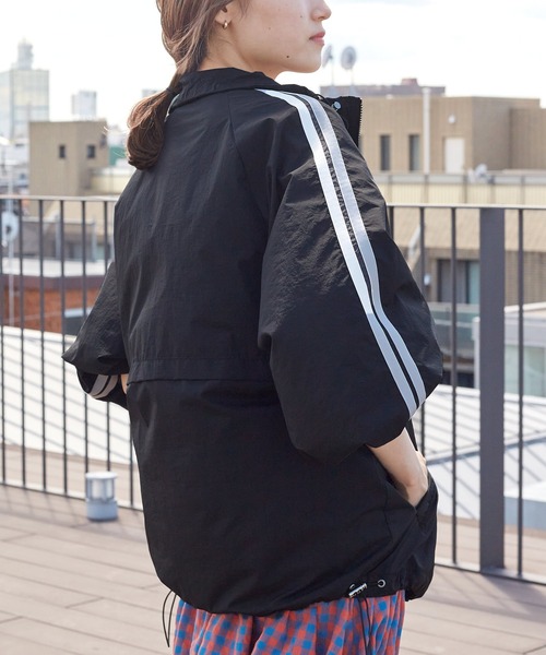 w closet（ダブルクローゼット）の「袖ラインナイロンジャケット