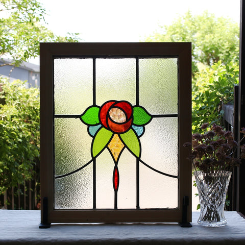 金継ぎされたアンティークステンドグラスの窓 金継ぎされた