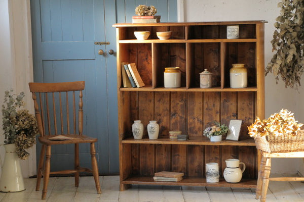 味わいたっぷりなオールドパイン材ヴィクトリアンシェルフ（棚