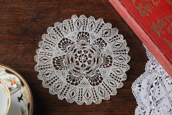 アンティーク ベルギー 透かしボビン編みレースドイリー 4羽の白鳥