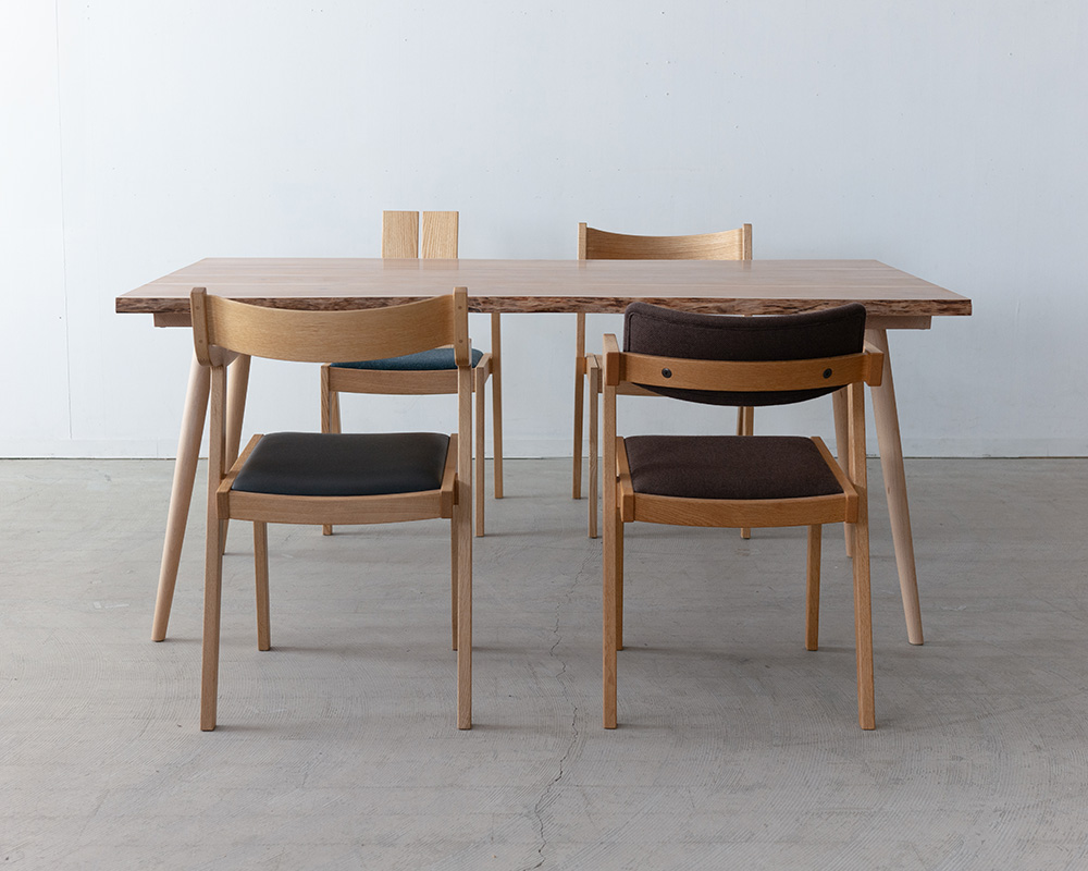 ふと触れたくなる無垢の家具を日常に〜 コントラストが映える桜の一枚