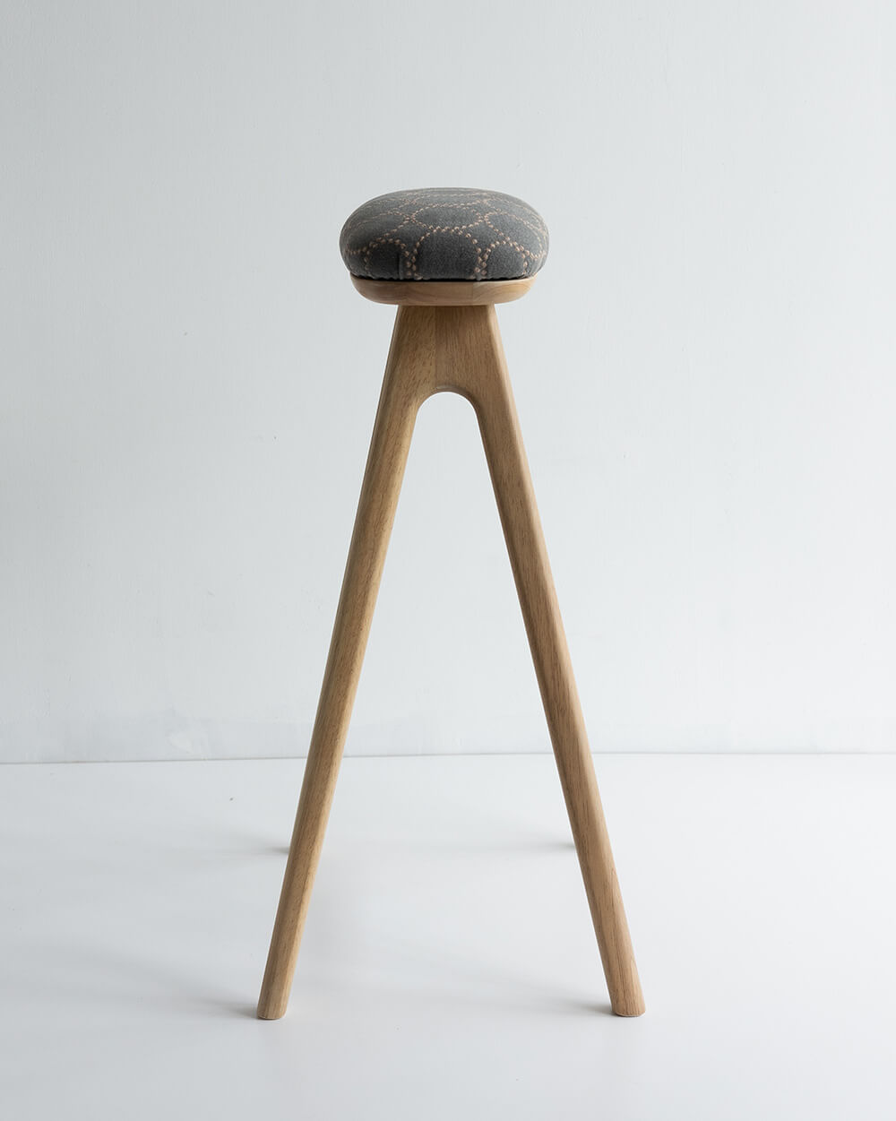 送料込】キッチンスツールNA(H630)＋張地ミナペルホネン グレー