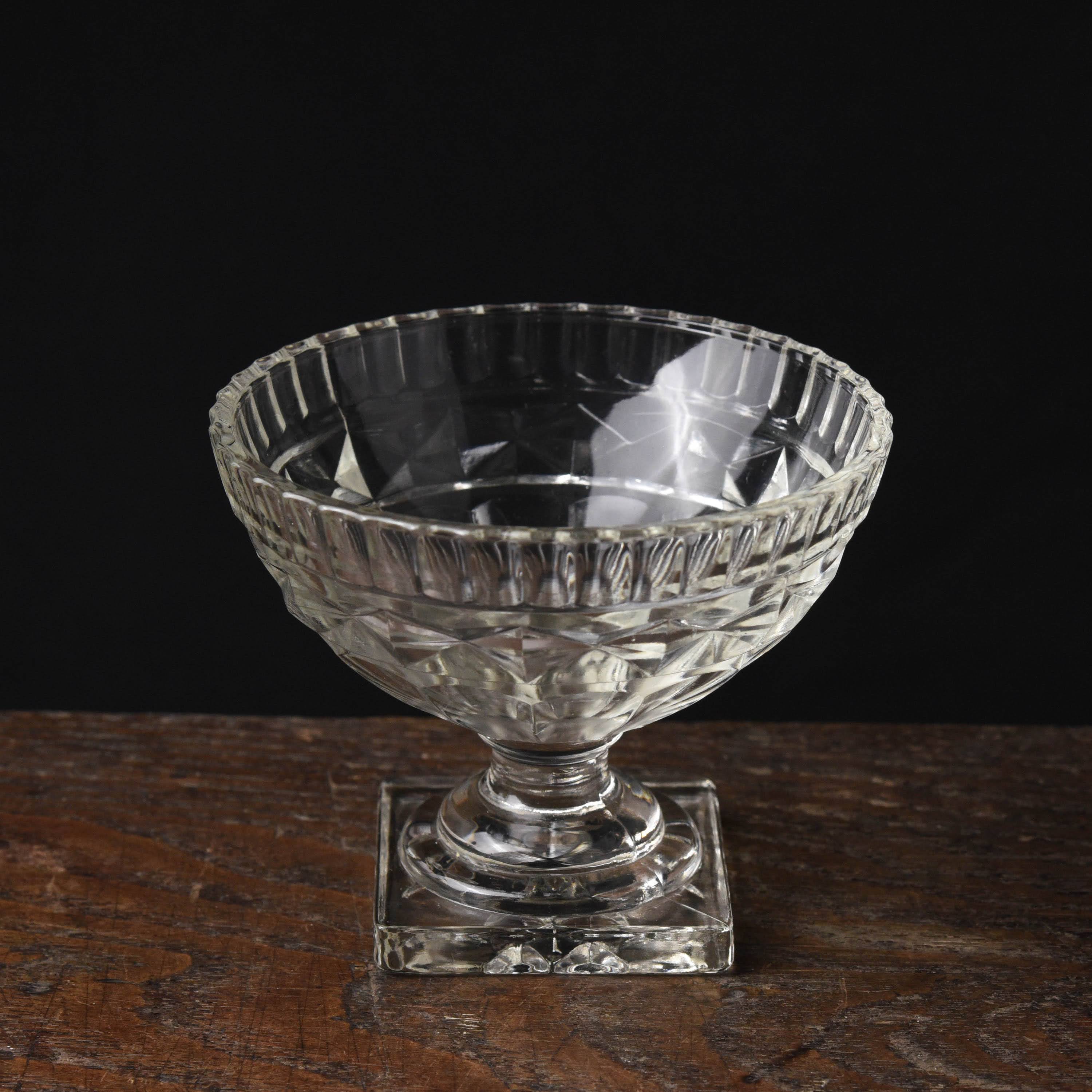 金赤ガラス脚付きコンポート 時代物 金赤ガラス脚付きコンポート