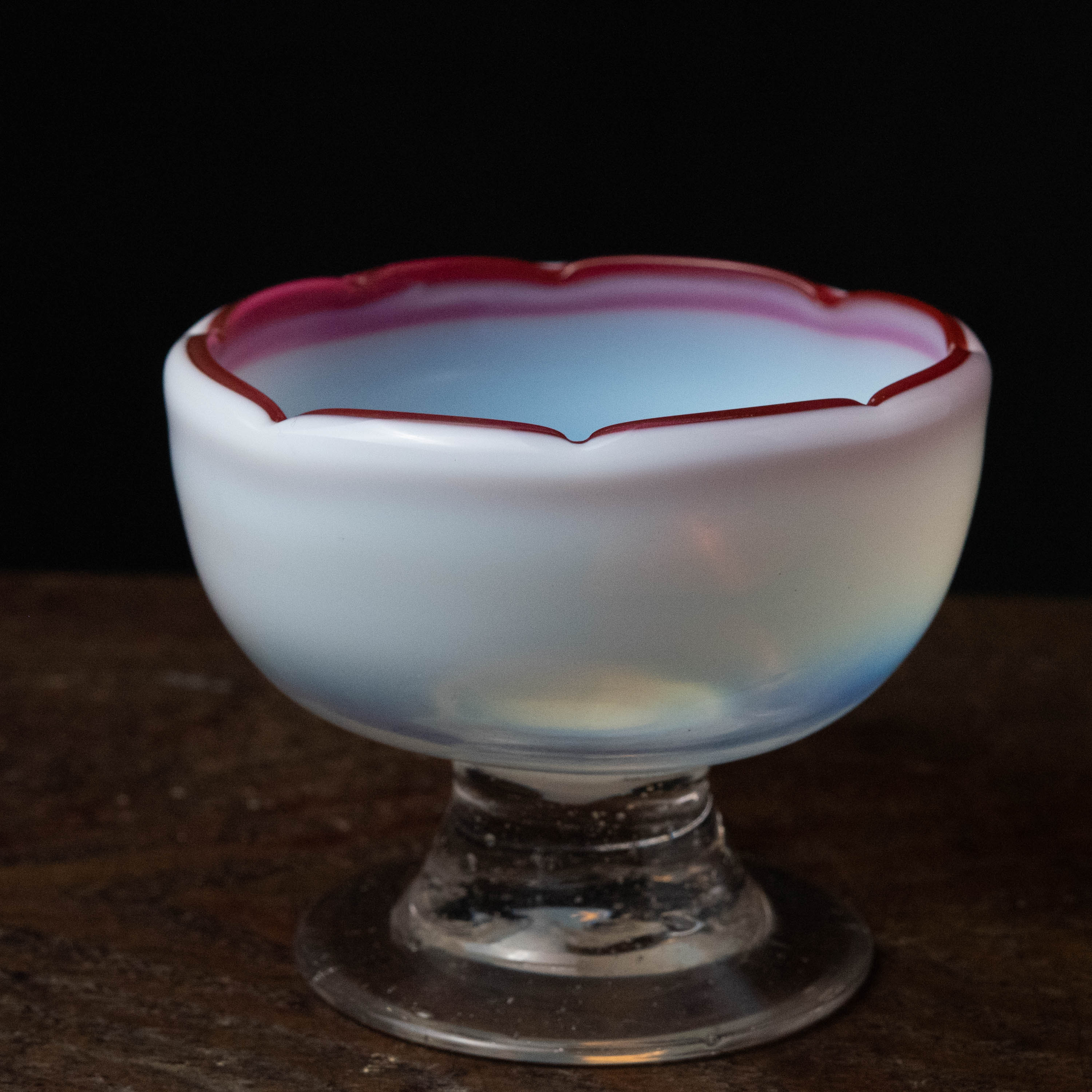 大正ガラス和ガラス菖蒲に蝶透かしウランガラス 桃色乳白氷コップ 12cm