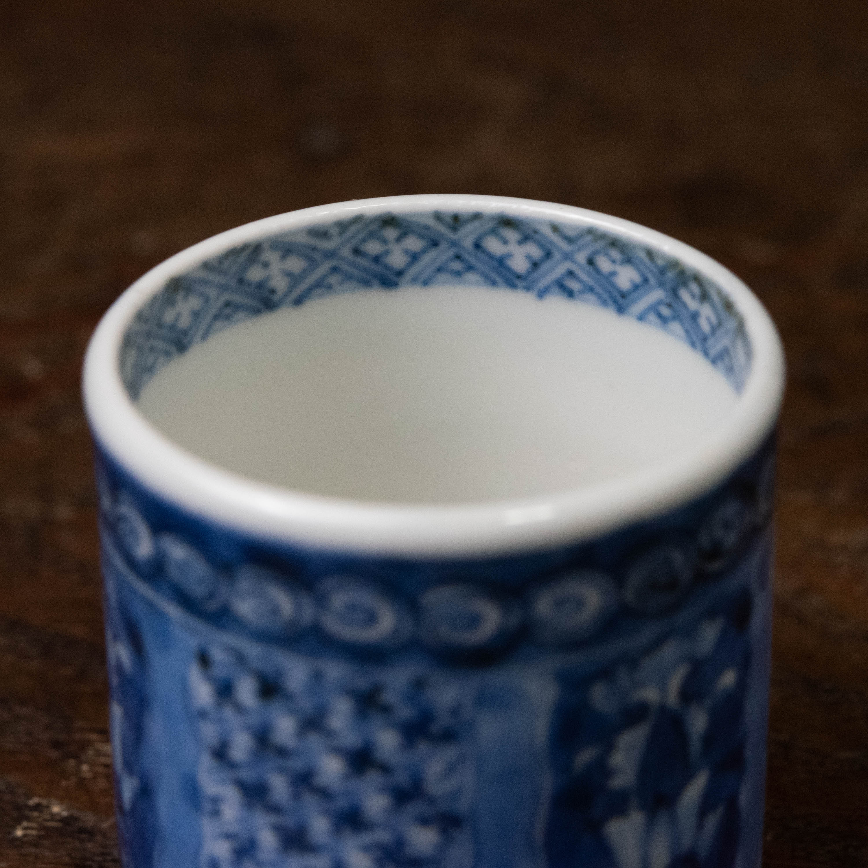 陶磁器 :: 伊万里 唐花文・卍繋ぎ四方襷文 のぞき猪口 | COTTOU.JP