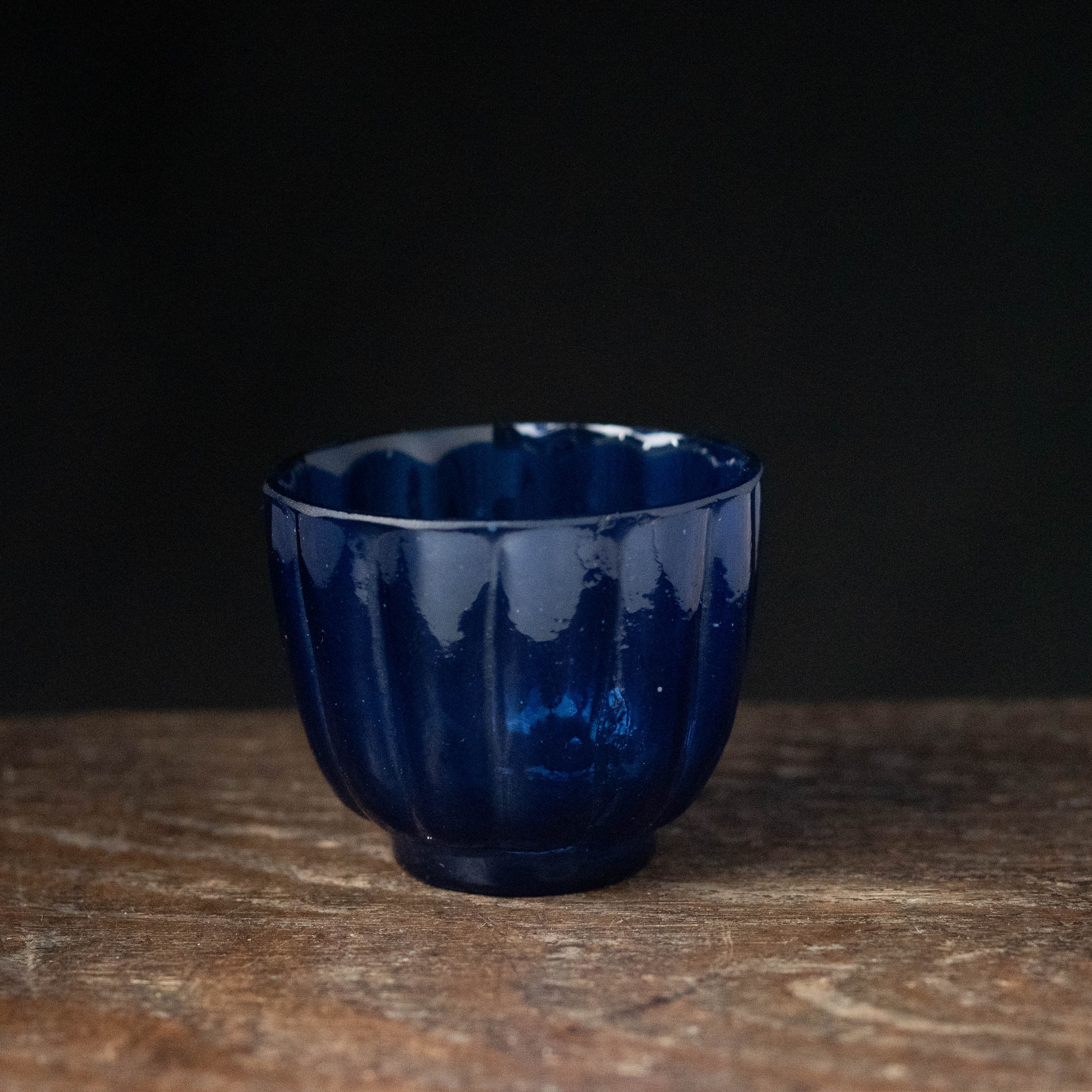 ガラス :: 瑠璃色 菊型 型吹ガラス盃 | COTTOU.JP 骨董の通販