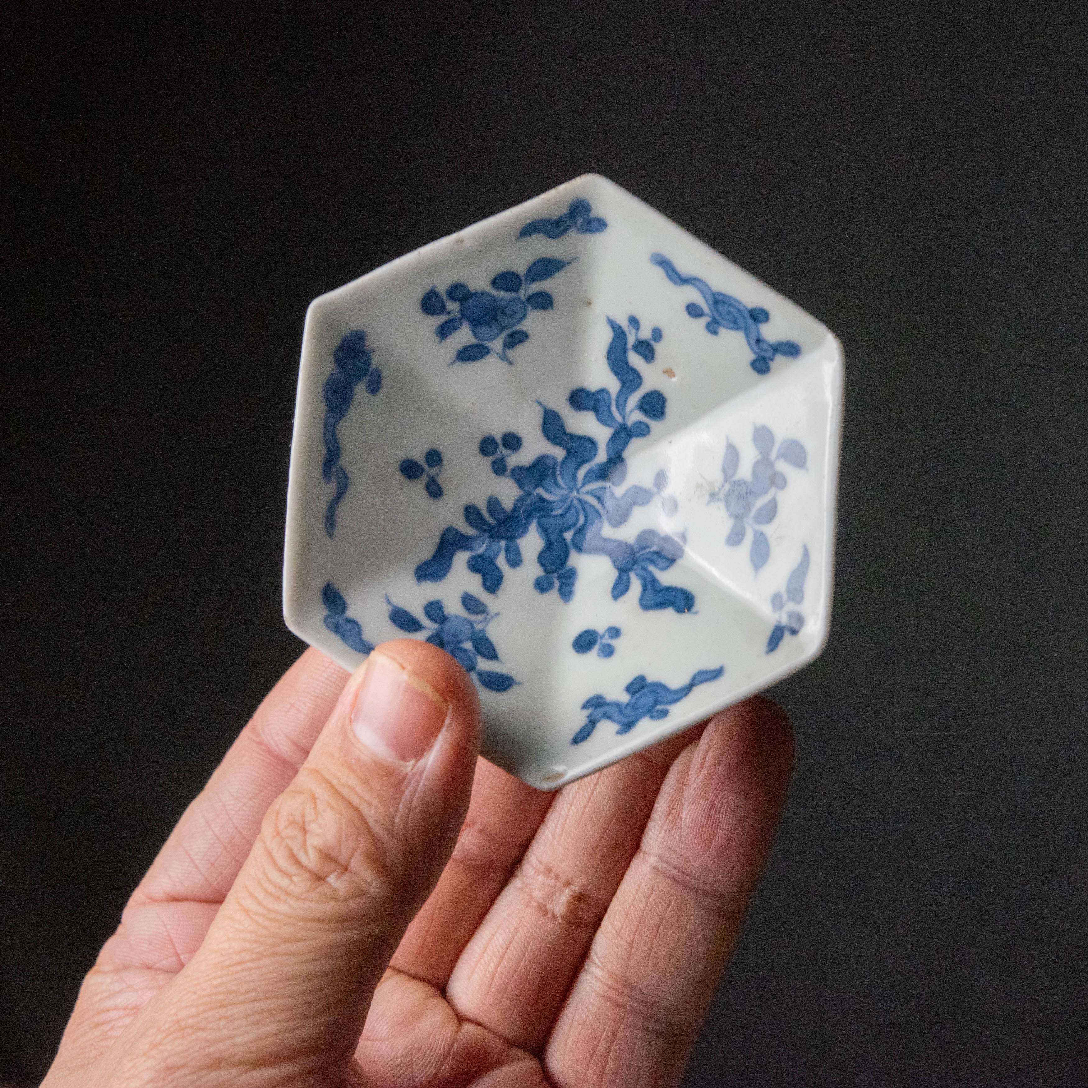 陶磁器 :: 古伊万里 藍柿右衛門 捻草花文 六角 変形皿 | COTTOU.JP