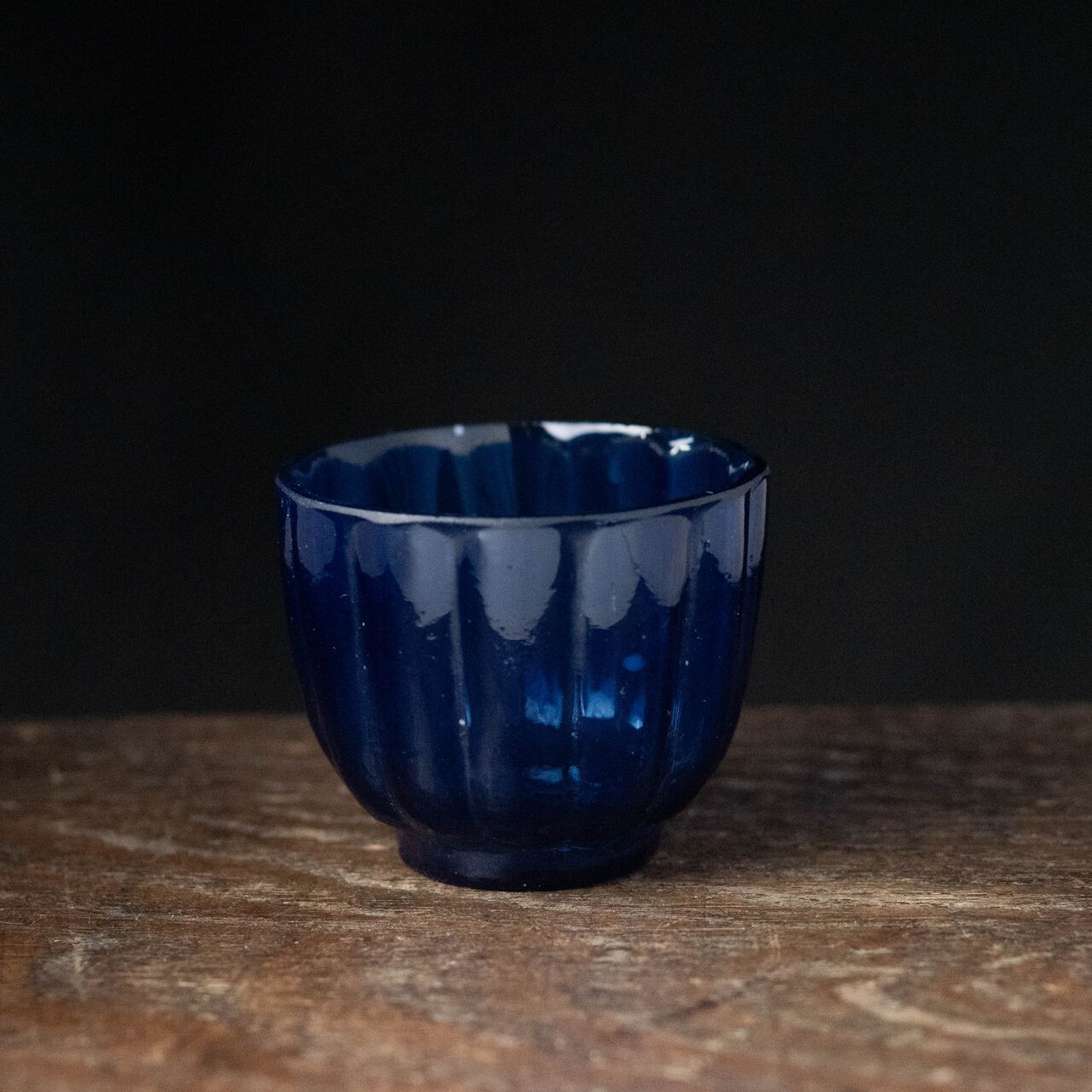 骨董 時代ガラス 希少 瑠璃色 乳白色 亀甲紋模様 フリル コンポート