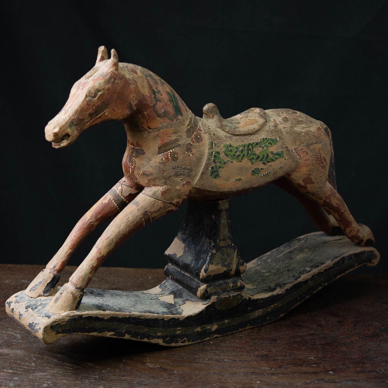 木製馬の彫刻 約60cm 赤い首輪付き 木製馬の彫刻 約60cm 赤い
