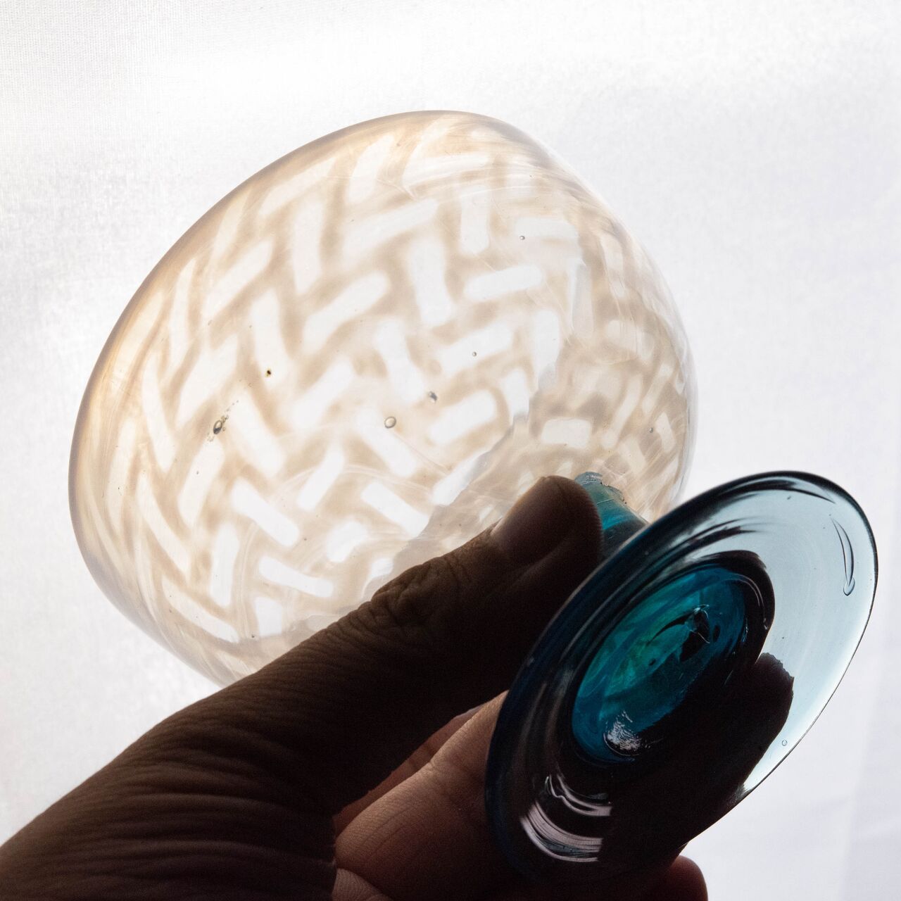 骨董 時代ガラス 超希少 白網目紋 水色台座 反り口 氷コップ ウラン